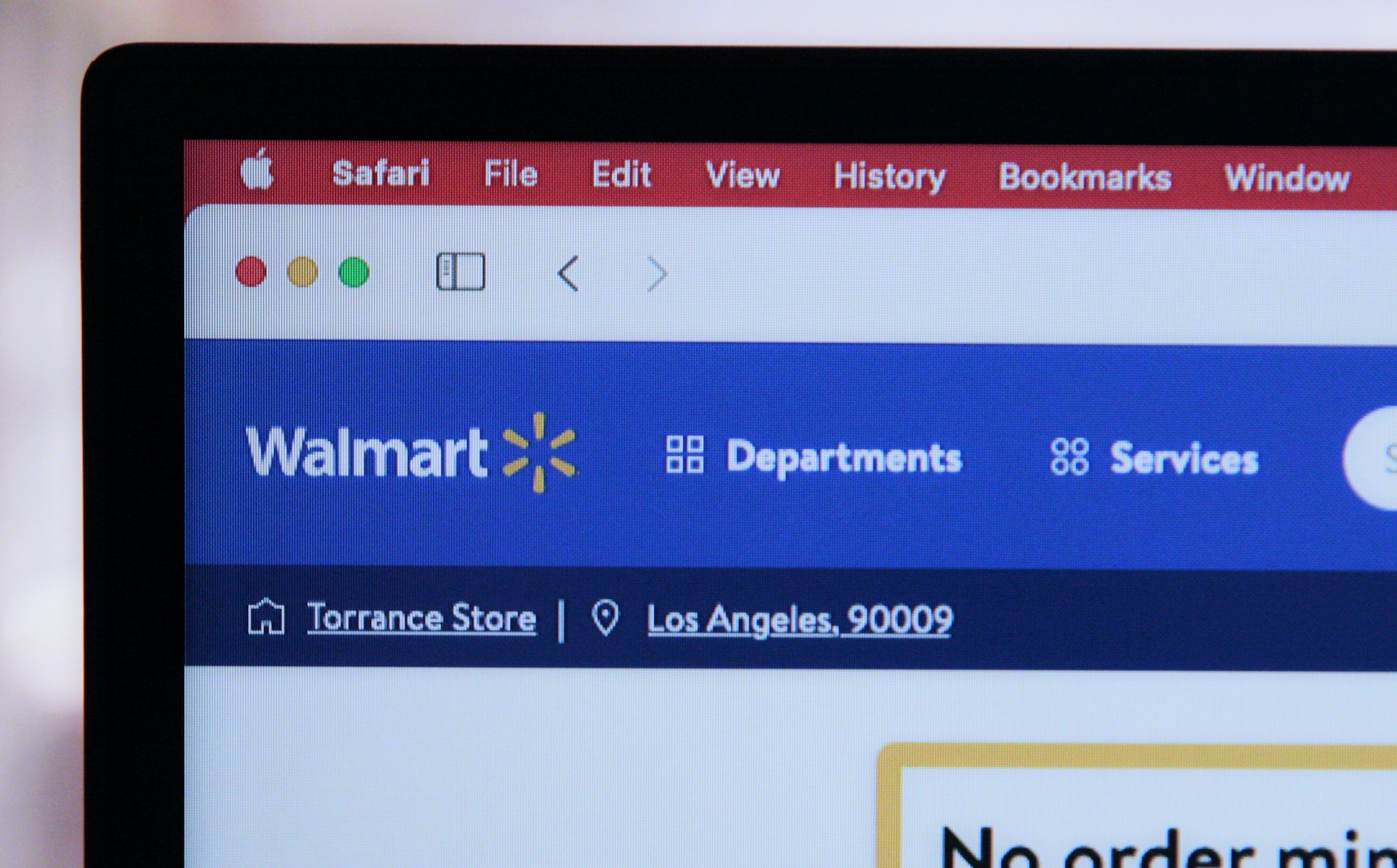 Imagem de um computador com a home page do WalMart aberta