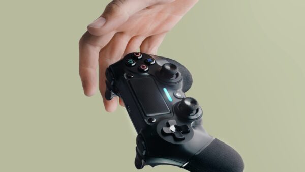 Imagem mostra uma mão buscando o controle do PlayStation 4, da Sony