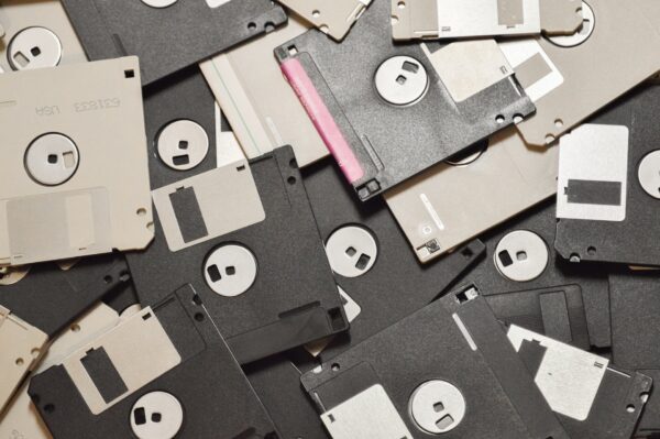Imagem mostra vários disquetes, simbolizando arquivos antigos