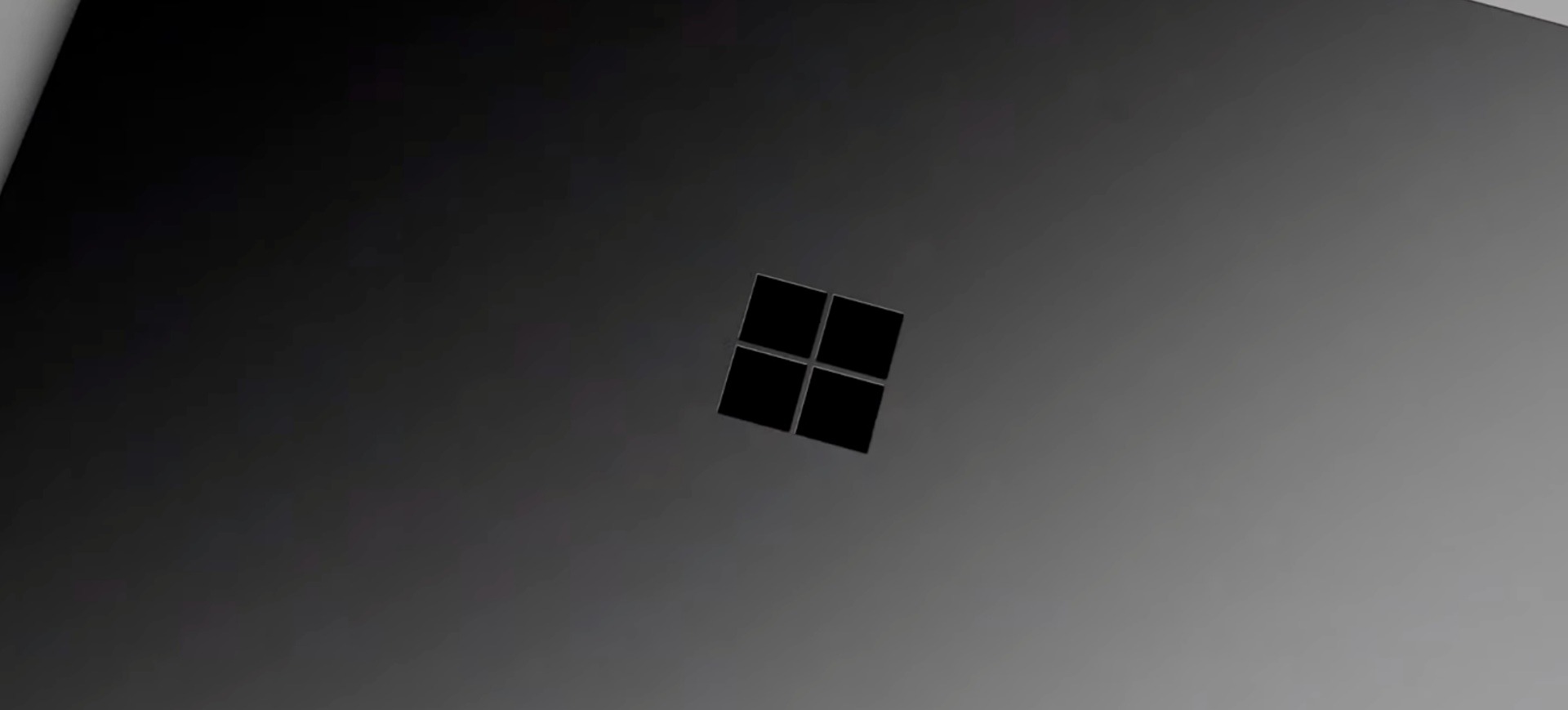 Símbolo do Windows em cima do verso da tela de um novo Surface Laptop 5, da Microsoft