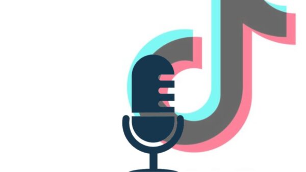 Montagem coloca o microfone símbolo dos podcasts e o logotipo do tiktok ao fundo