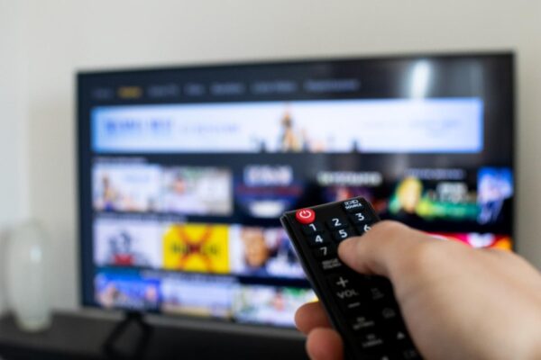 Conheça as 5 TVs mais bem avaliadas para comprar na Black Friday 2022