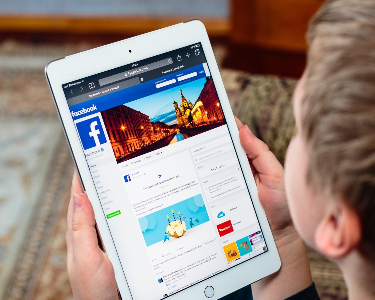 Imagem mostra um adolescente acessando o Facebook por um tablet