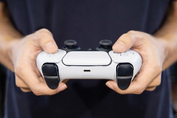 Imagem mostra um controle Dualsense, do PlayStation 5, em uma matéria que fala sobre um possível PlayStation 6