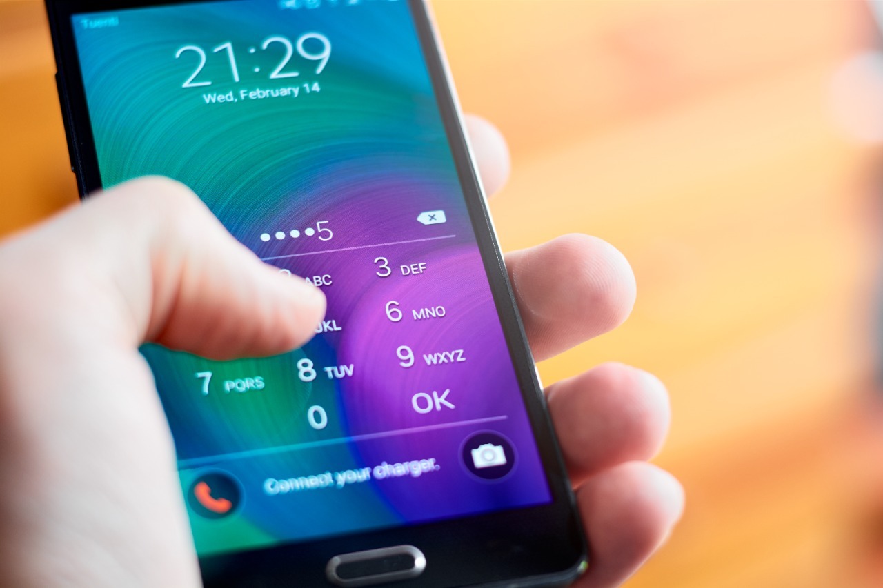 Imagem mostra um smartphone Android, com a tela exibindo a opção de senha para abrir o aparelho