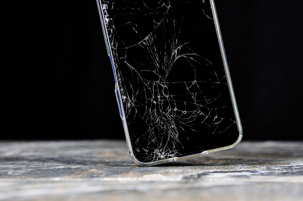 Imagem mostra smartphone com tela quebrada