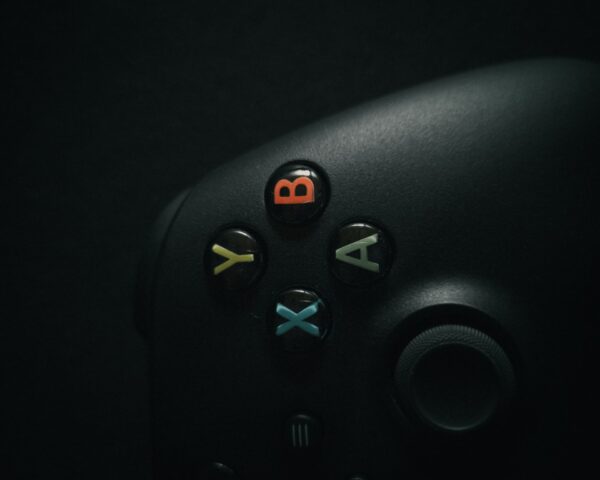 Imagem mostra parte do controle do Xbox One, em matéria que fala sobre o crescimento do mercado de jogos