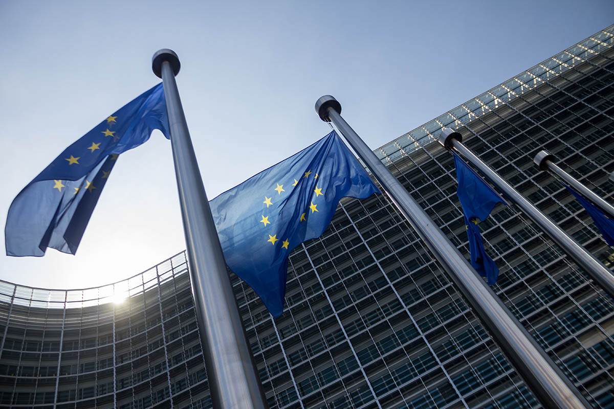 Pacto de transferência de dados entre UE e EUA avança; decisão final da Comissão pode sair antes de junho