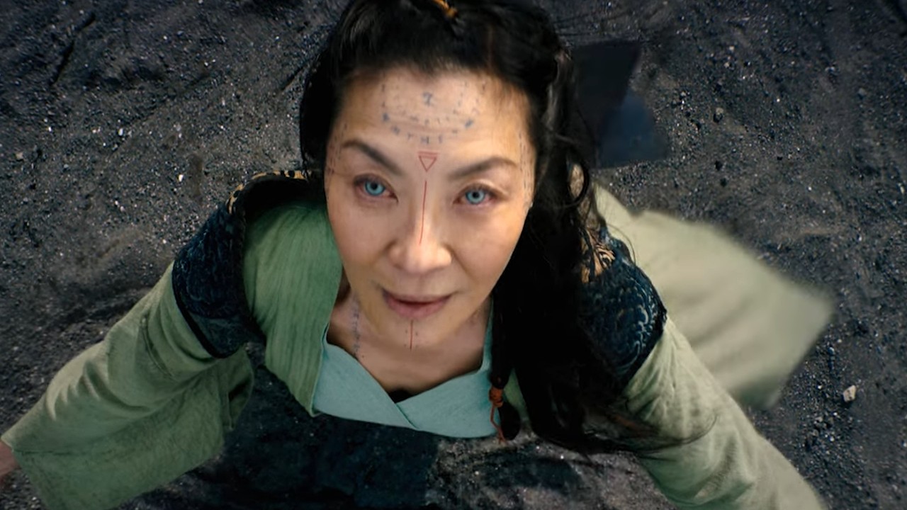 Captura mostra cena do trailer da série The Witcher: A Origem, com estreia na Netflix