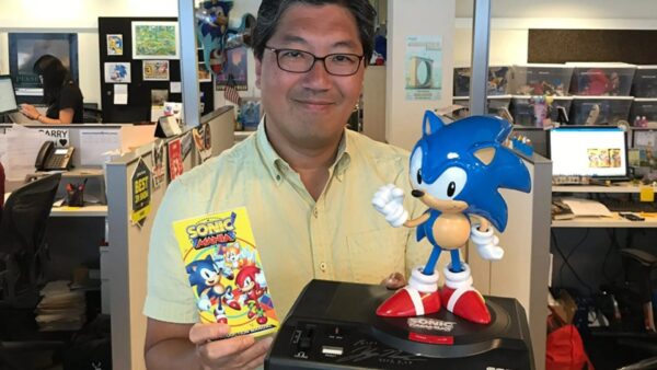 Yuji Naka com a edição de colecionador de Sonic Mania