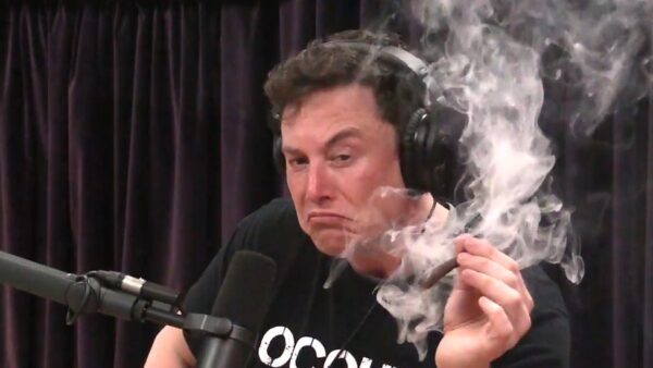 Imagem de 2018 mostra Elon Musk fumando maconha em podcast nos EUA