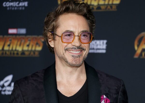 Imagem do ator Robert Downey Jr. sorrindo durante um evento de cinema