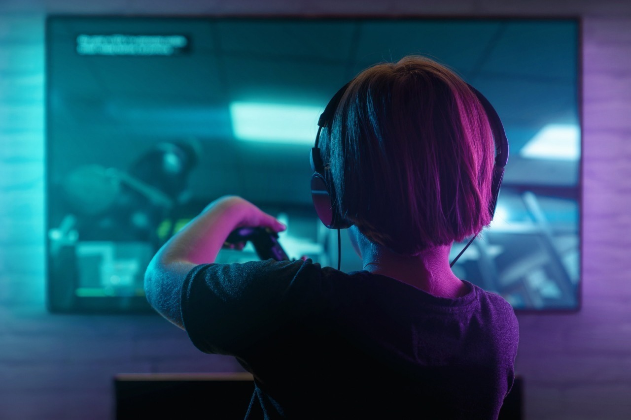 Imagem mostra um garoto jogando videogame