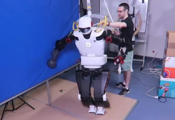 Robô humanoide aprende a se apoiar na parede para não cair
