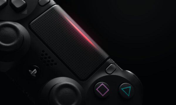 Imagem mostra o controle Dualshock 4, do PlayStation 4