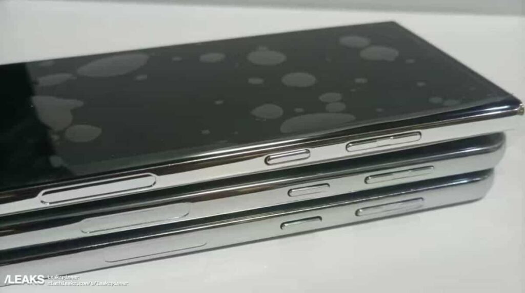 Imagens vazadas dos novos Samsung Galaxy S23 mostram uma pilha com os três novos smartphones, um em cima do outro