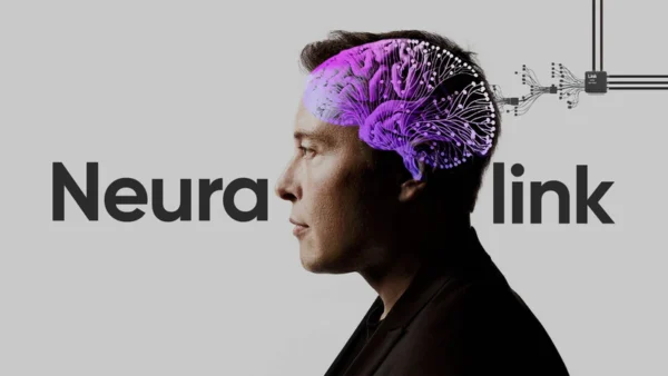 Imagem mostra Elon Musk à frente do logotipo da startup Neuralink
