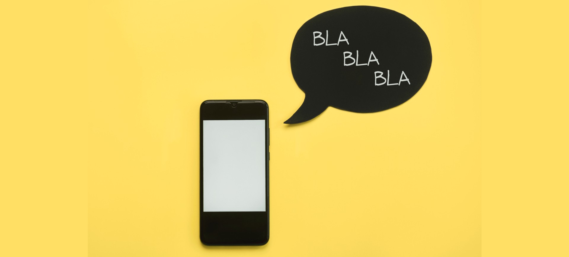 Celular com a tela branca e, ao lado, há o desenho de uma caixa de diálogo preta escrito "blá blá blá", representando a mesangem de texto SMS