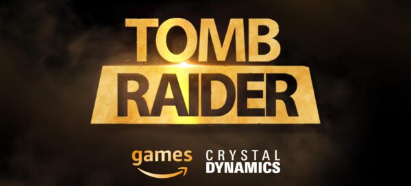 Com fundo preto, imagem mostra os dizeres "TOMB RAIDER" em dourado no topo, e abaixo estão os logos da Amazon Games e da Crystal Dynamics