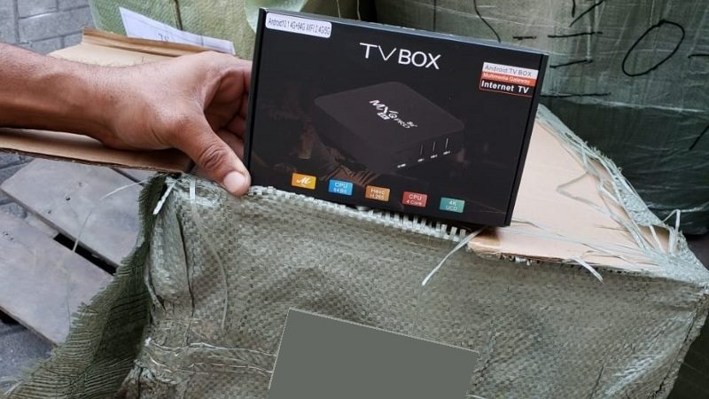 Um exemplo entre várias TV boxes piratas, em foto tirada pela Anatel