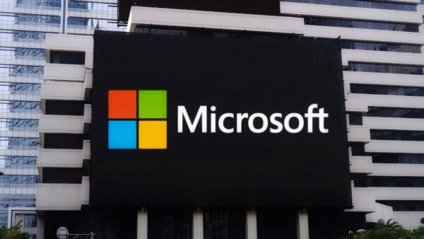 Logotipo e nome da Microsoft na fachada de um prédio