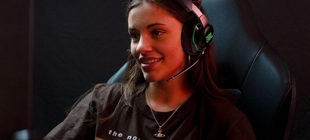 Imagem mostra uma jovem mulher adulta vestindo o fone de ouvido JBL Quantum 910X
