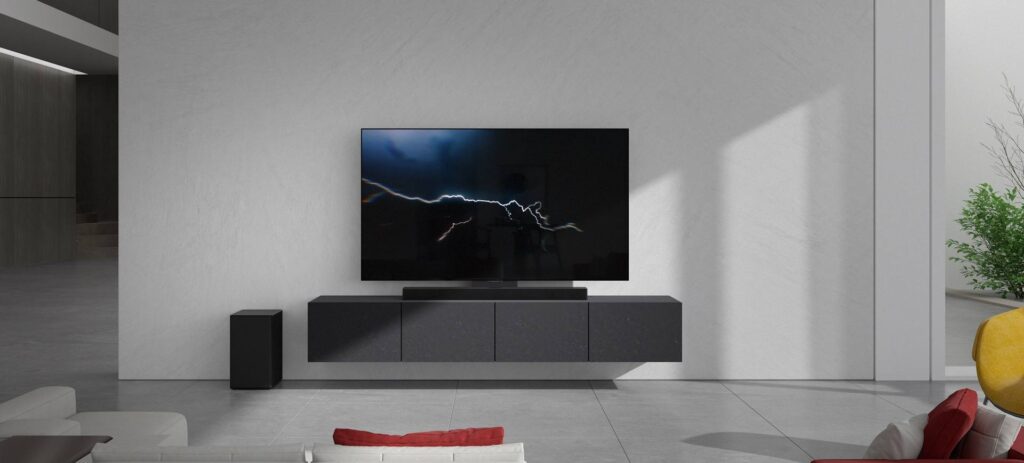 Soundbar SC9 da LG aparece embaixo de uma televisão; o produto será apresentado na CES 2023