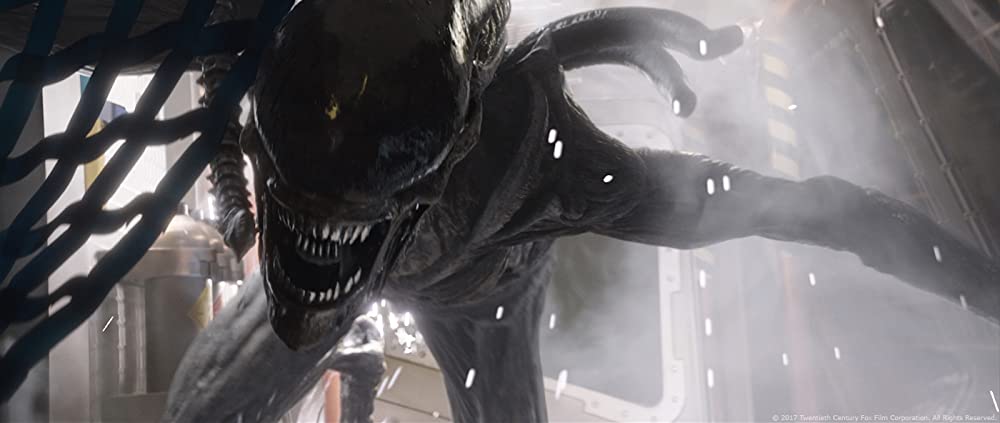 Imagem mostra o xenomorfo em posição de ataque. Monstro é ícone da franquia "Alien"