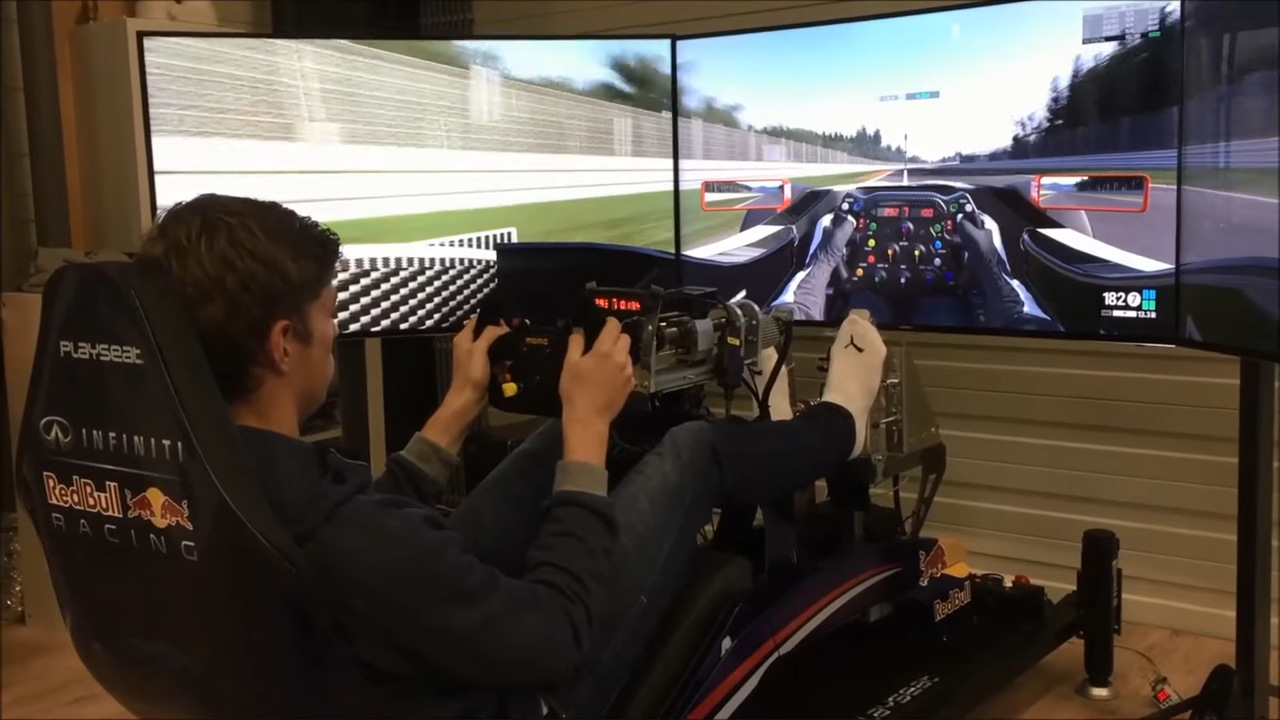 Max Verstappen em simulador de corrida