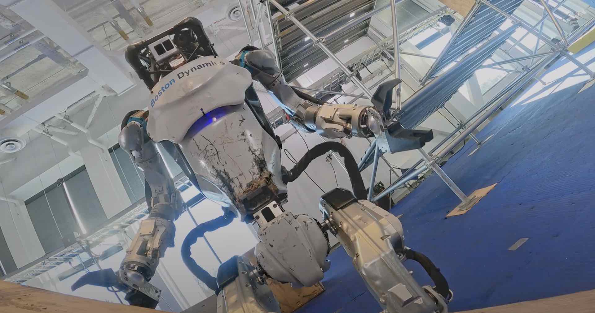 Robô humanoide da Boston Dynamics dá novo show acrobático; assista
