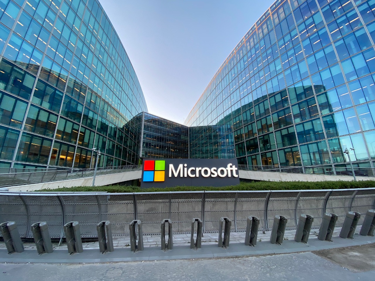 Imagem mostra frente da sede da Microsoft na França