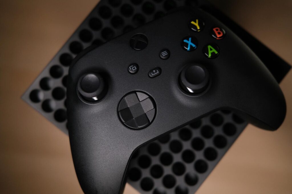 Imagem mostra o controle do Xbox Series X por cima do console