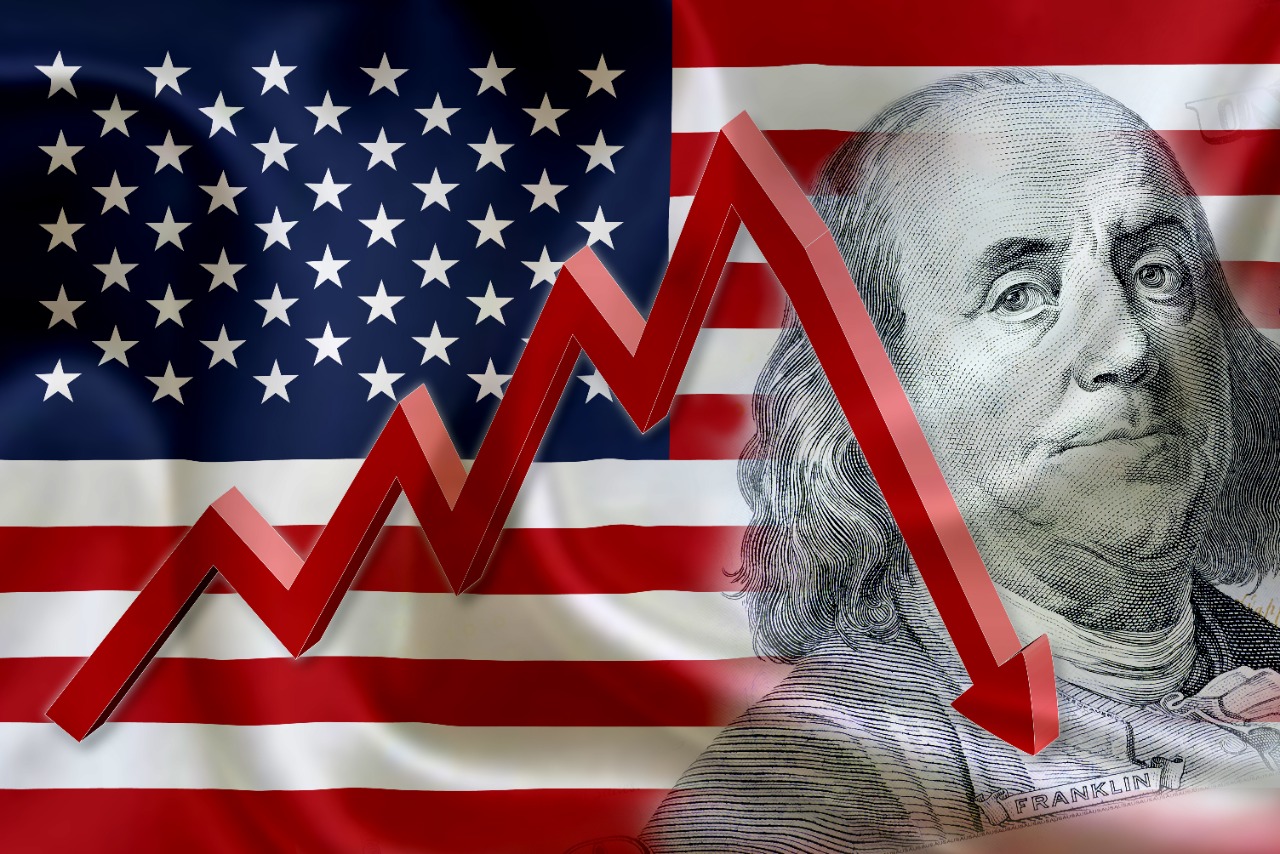 Imagem mostra a bandeira dos EUA, a nota de 100 dólares e um gráfico em queda, simbolizando desvalorização na Bolsa de NY