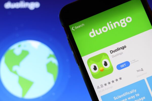 Imagem mostra ícone do DuoLingo sendo tocado na tela de um celular