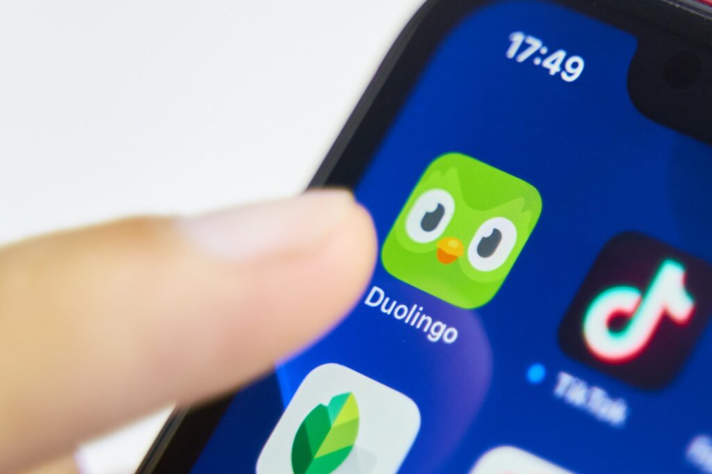 Imagem mostra ícone do DuoLingo sendo tocado na tela de um celular