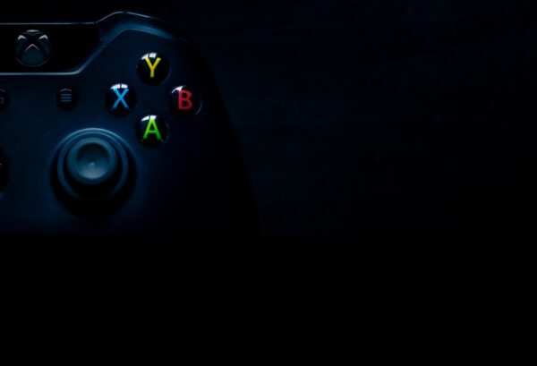 Imagem mostra um controle de Xbox, da Microsoft, com fundo sombreado em silhueta