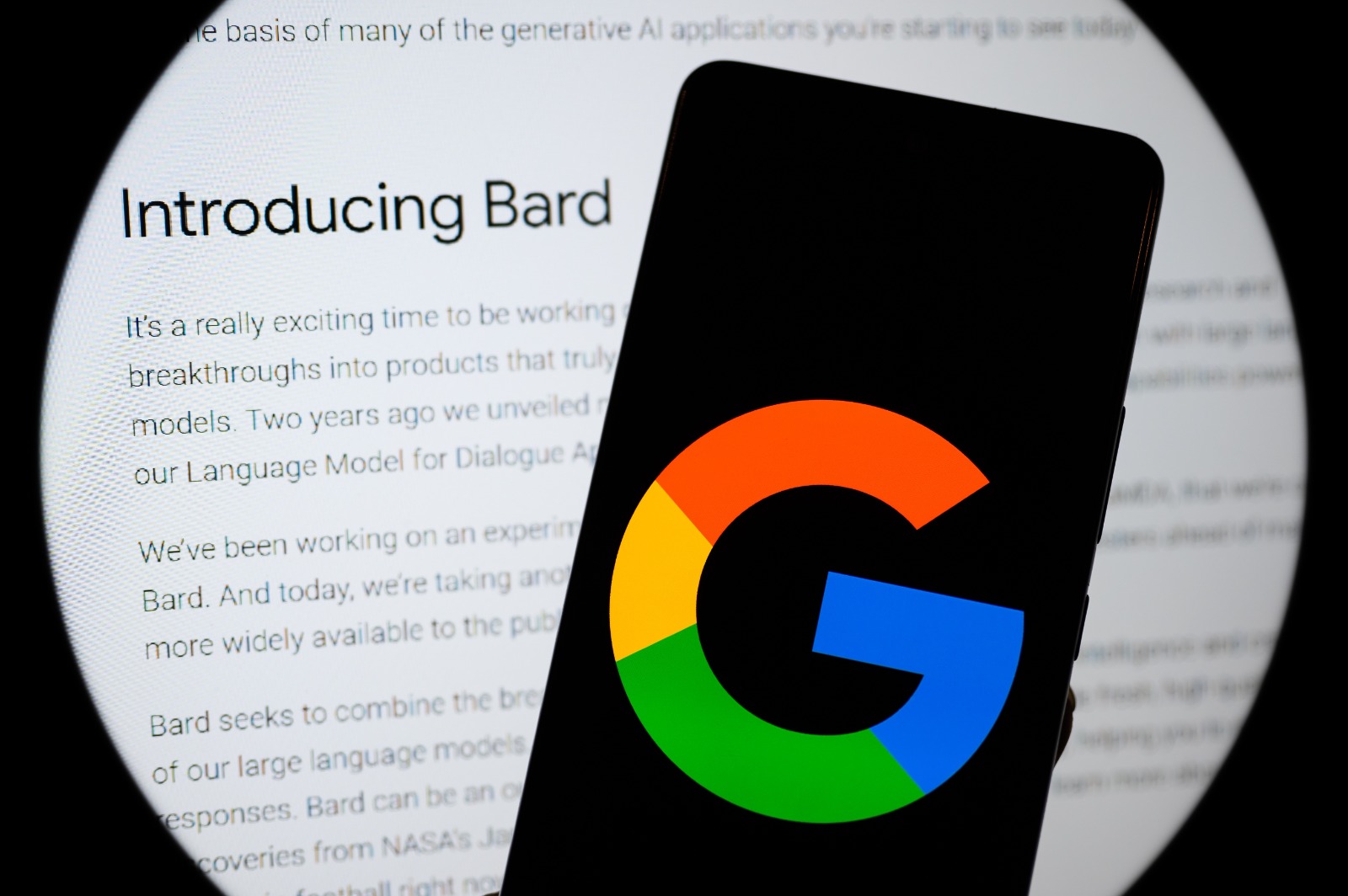 Imagem mostra textos divulgando o Bard com um smartphone com o logo do Google à frente