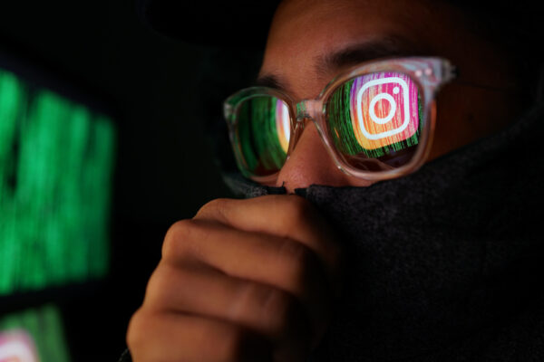 Imagem mostra homem de óculos escuros com logotipo do Instagram refletido na lente