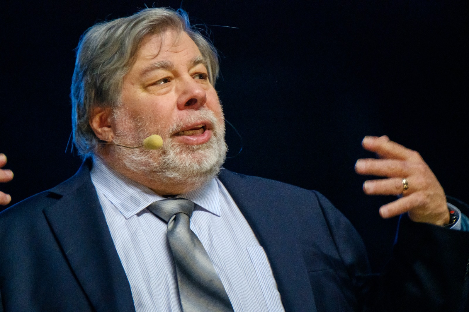 Imagem mostra Steve Wozniak durante palestra na Rússia