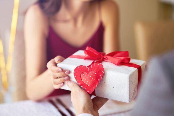 Namorados devem usar inteligência artificial para escrever cartões de Dia dos Namorados