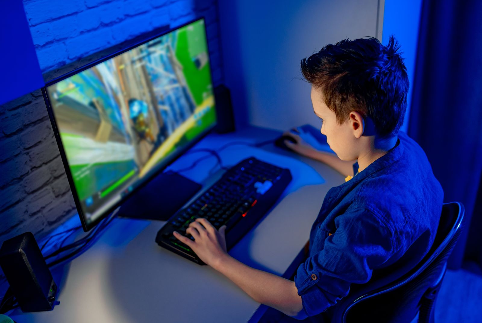 Imagem mostra diversos games rodando no computador de um menino