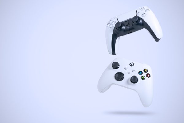 Imagem mostra os controles do PlayStation 5 e do Xbox Series S, ambos brancos e dispostos em um fundo claro