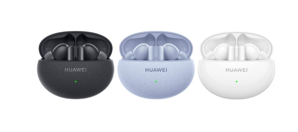 A foto mostra as três cores do FreeBuds 5i da Huawei: preta, azul claro e branca, nesta ordem - da esquerda para a direita. Os produtos aparecem um ao lado do outro, dentro da caixinha de carregamento, com a tampa aberta