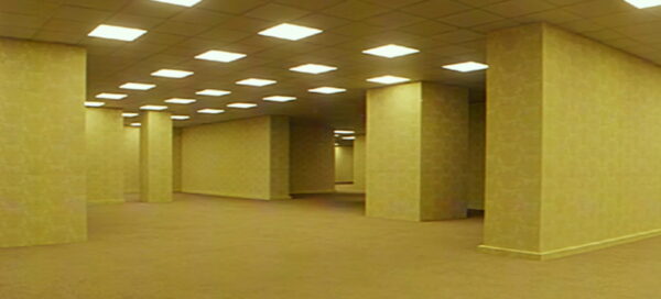 Cena de The Backrooms mostra uma sala vazia e iluminada, com muitas paredes como num labirinto; vídeo foi criado pelo artista de VFX Kane Parsons e agora será um filme pela produtora A24