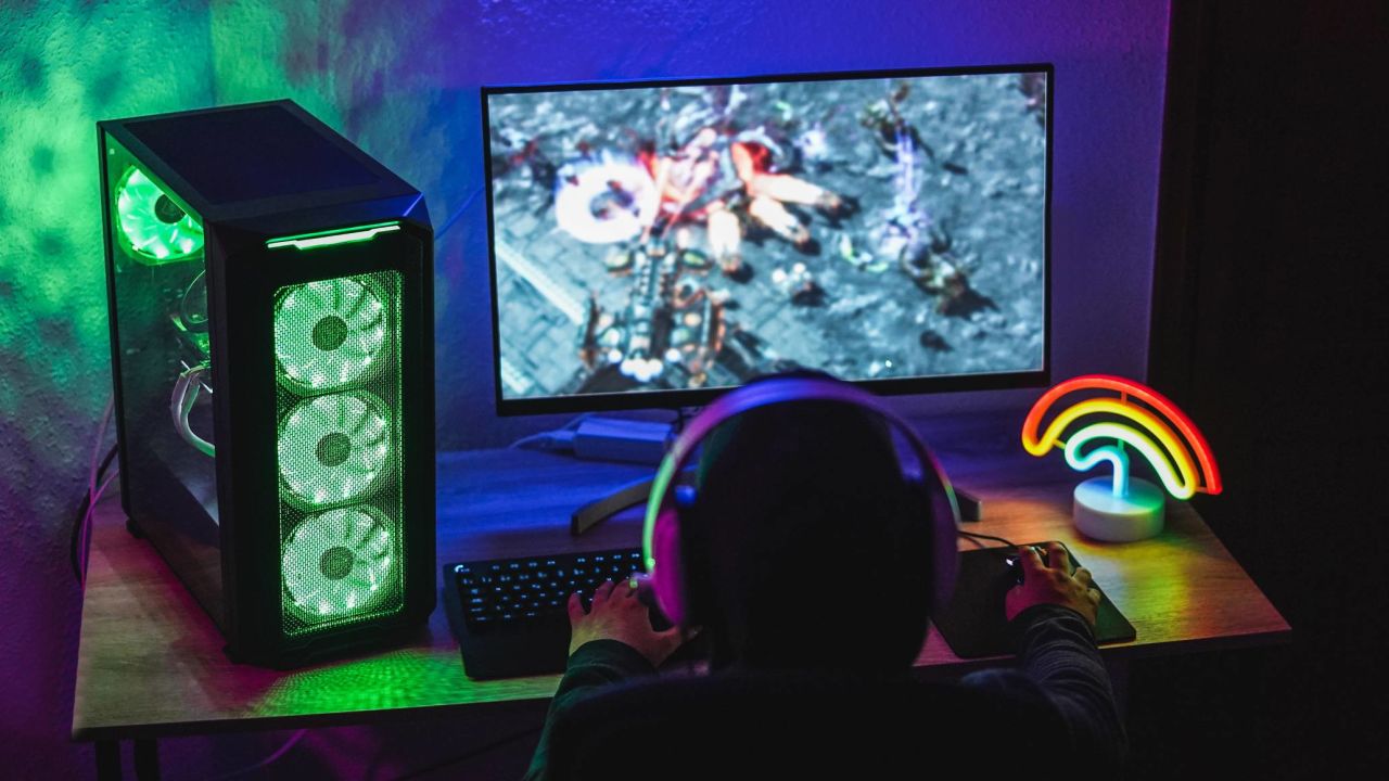 Imagem mostra garoto jogando videogame em um PC