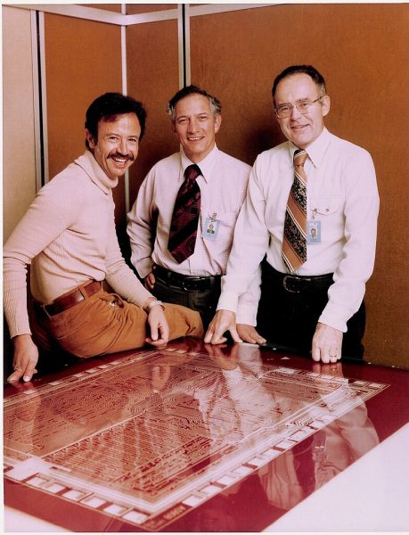 Em ordem: Andy Grove, Robert Noyce e Gordon Moore, pai da lei de Moore e um dos fundadores da Intel; foto do arquivo da Intel, de 1978