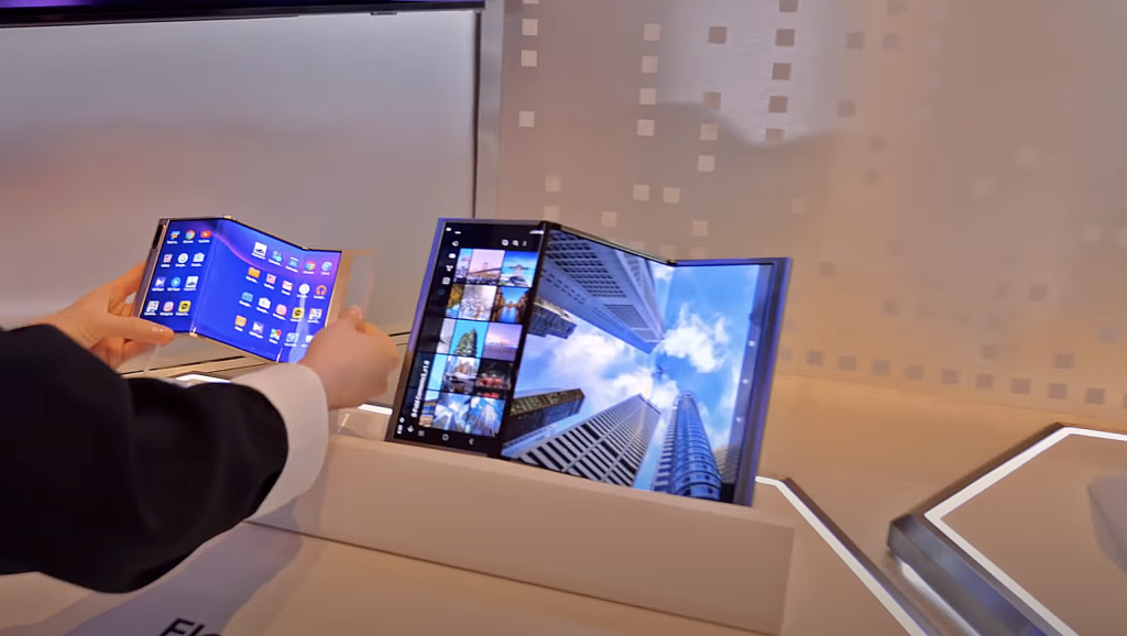 Captura de tela do vídeo publicado pelo canal Loop Infinito, em que mostra o conceito tri-fold de smartphone e tablet da Samsung, com tela dobrável em três partes