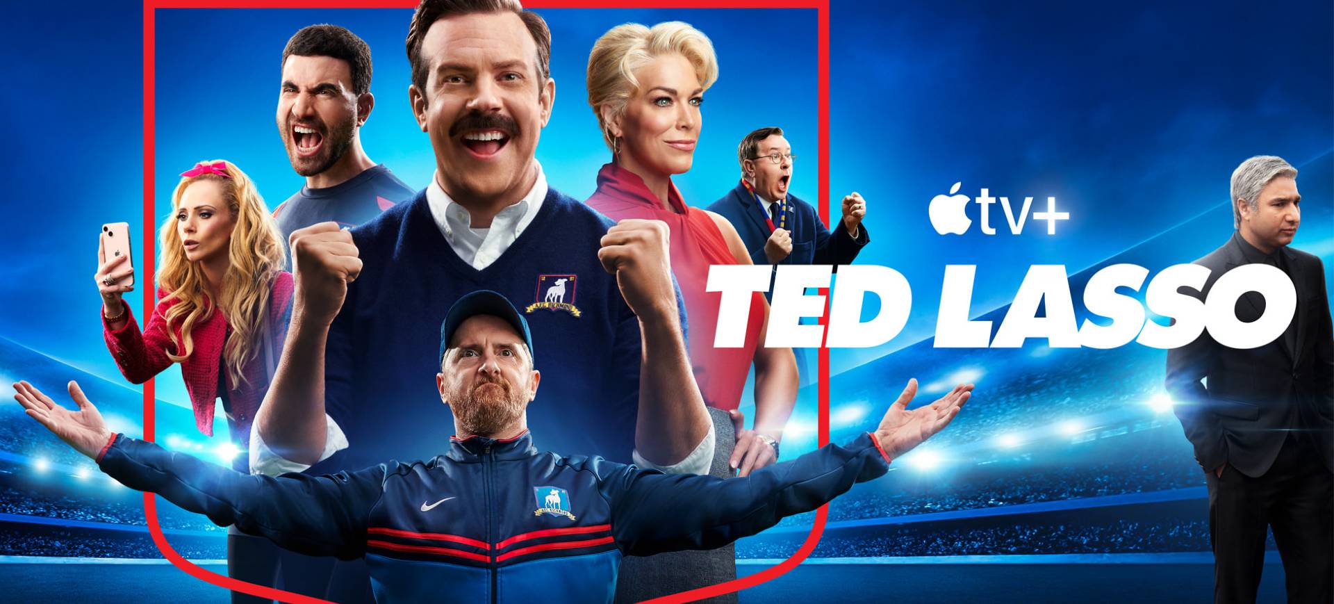 Imagem da série Ted Lasso, da Apple TV+, mostra alguns dos atores do elenvo principal em um pôster de fundo azul; ao lado está o texto TED LASSO e o logo da Apple TV+