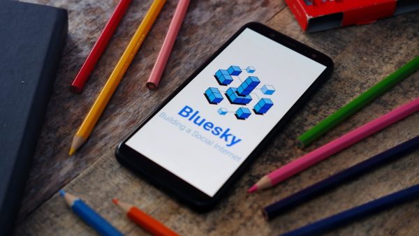 Imagem mostra um celular com o logotipo da rede social Bluesky em sua tela