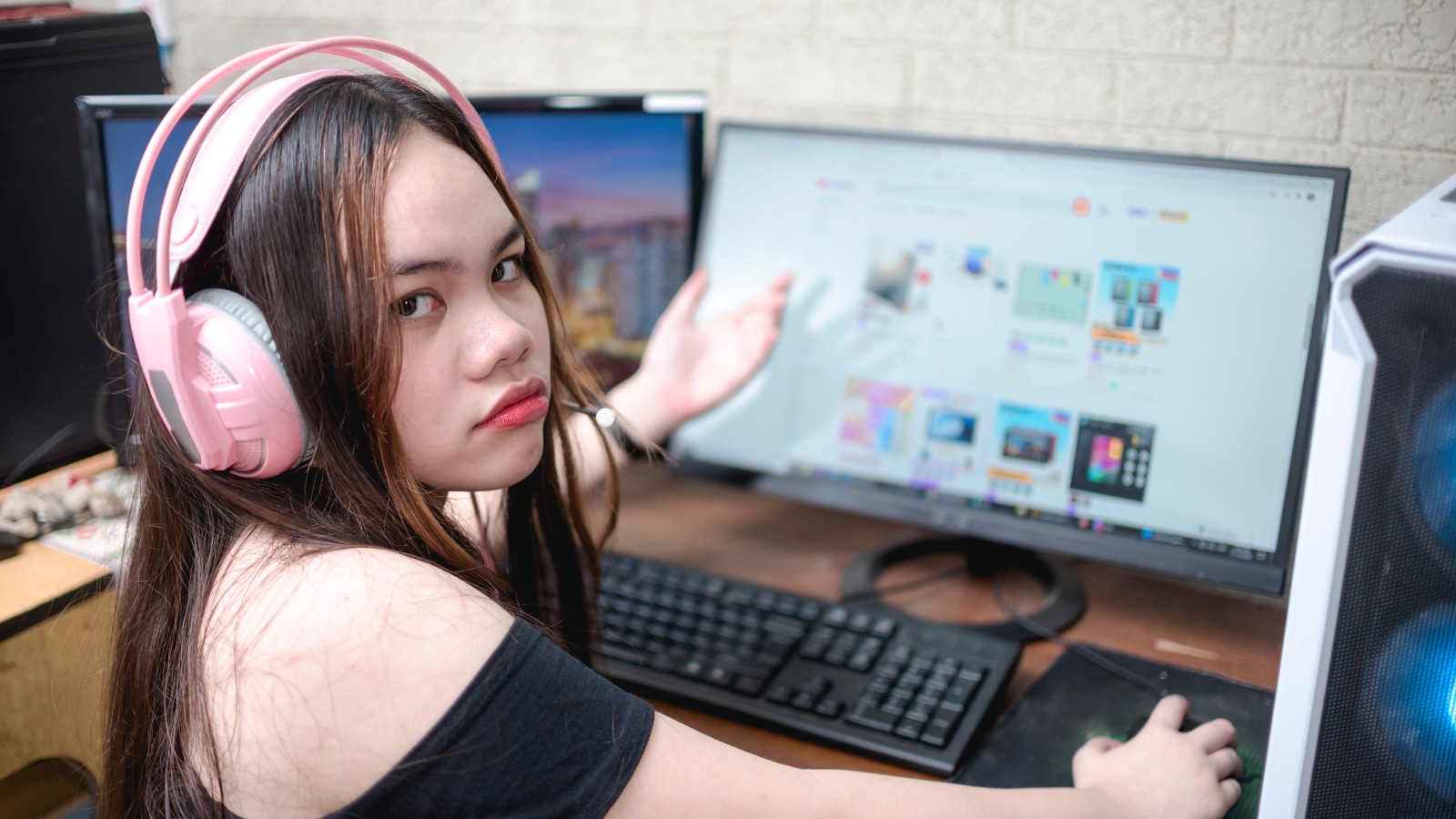 Imagem mostra um adolescente com a cara triste em frente a um computador, simbolizando a geração z